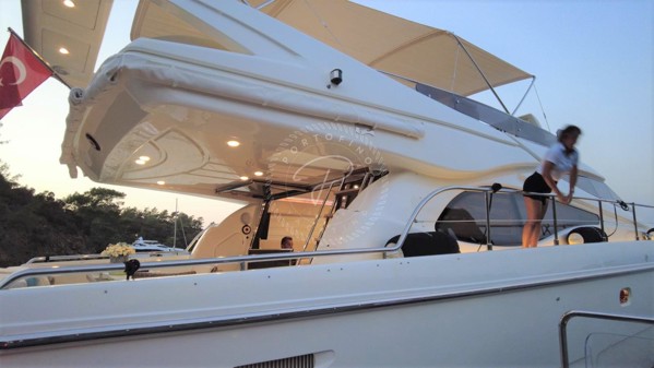 2003 FERRETTI YACHTS 590