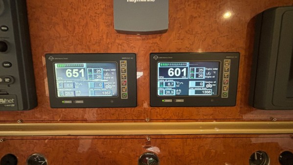 2004 FERRETTI YACHTS 590
