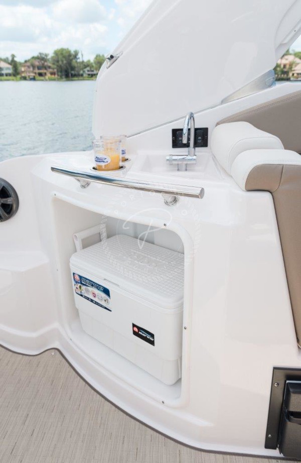 2019 REGAL 28 EXPRESS