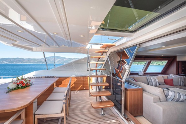 2013 FERRETTI CUSTOMLINE 124