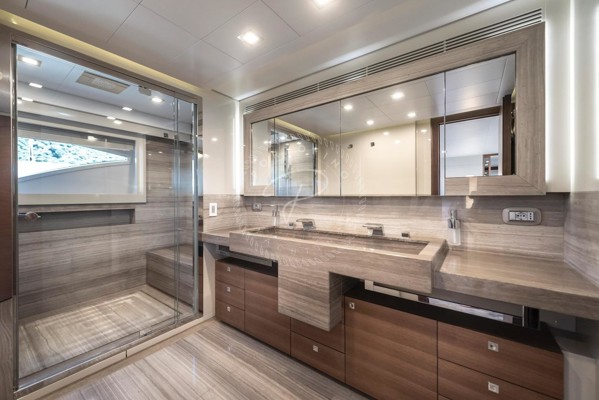 2013 FERRETTI CUSTOMLINE 124