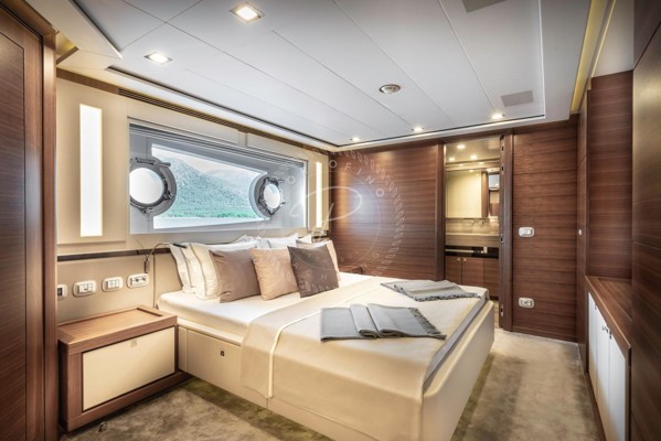 2013 FERRETTI CUSTOMLINE 124