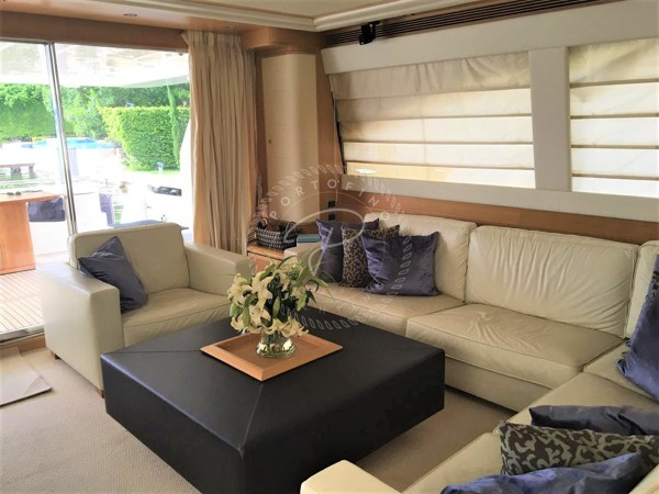 2009 FERRETTI YACHTS 830