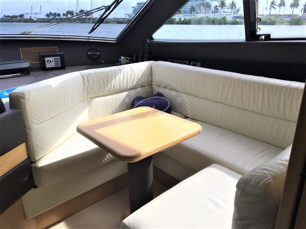 2009 FERRETTI YACHTS 830