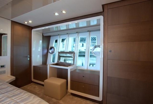 2014 FERRETTI 870 FLY