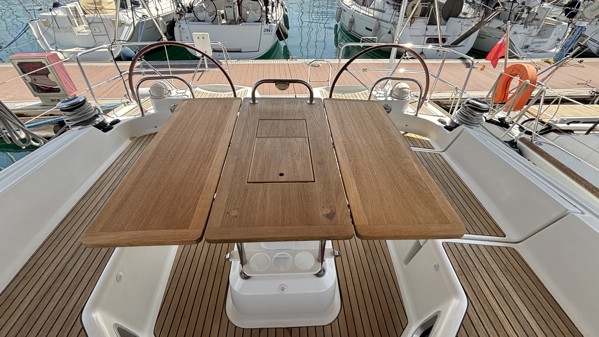 2011 JEANNEAU 53