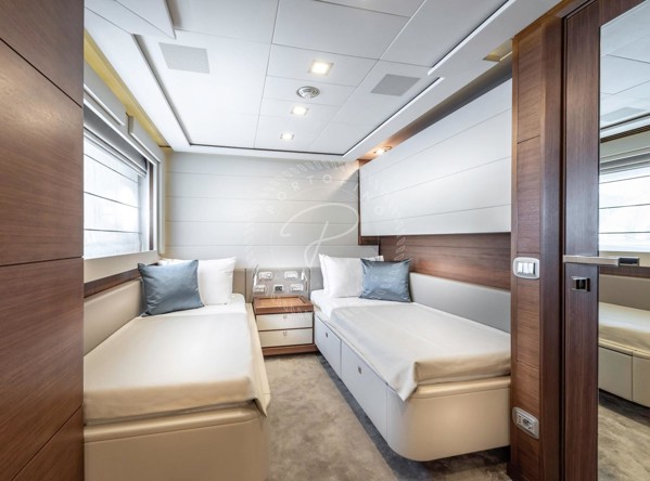 2013 FERRETTI CUSTOMLINE 124