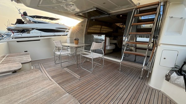 2004 FERRETTI YACHTS 590