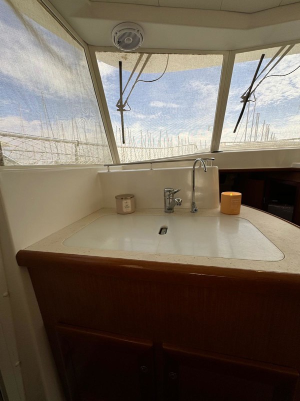 2010 BENETEAU SWIFT TRAWLER 42