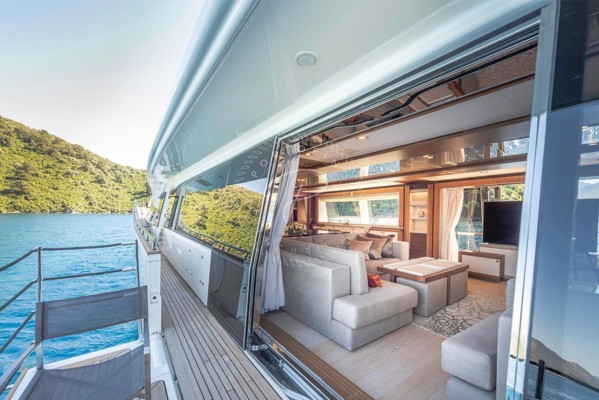 2013 FERRETTI CUSTOMLINE 124