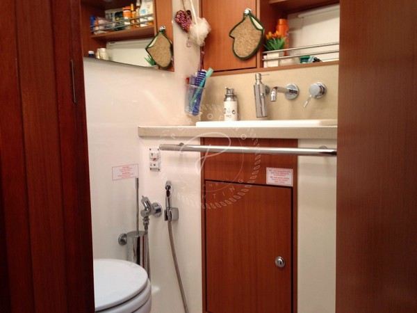 2011 BAVARIA 43 HT