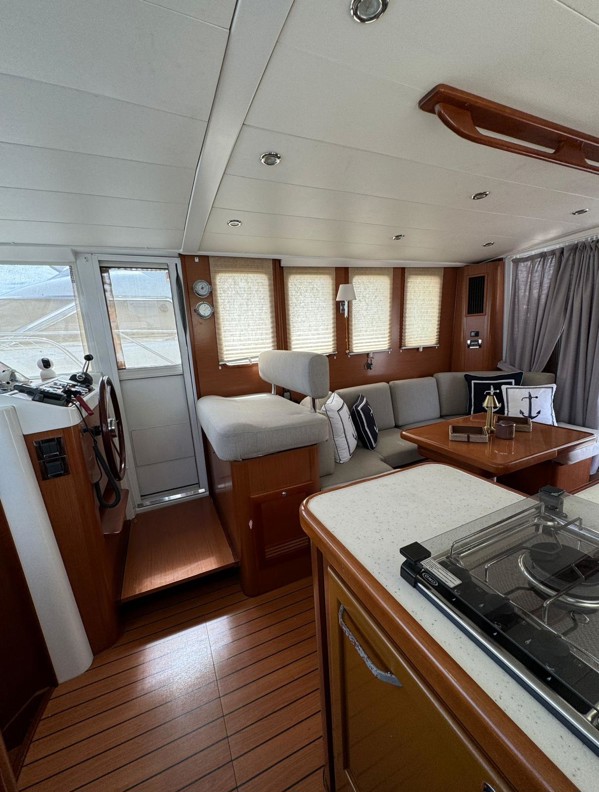 2010 BENETEAU SWIFT TRAWLER 42