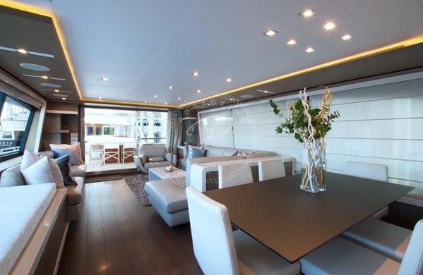 2014 FERRETTI 870 FLY