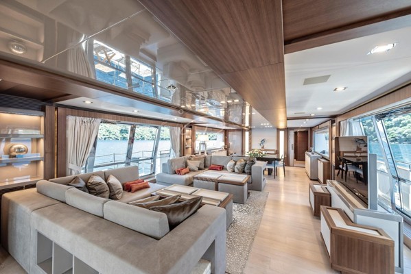 2013 FERRETTI CUSTOMLINE 124
