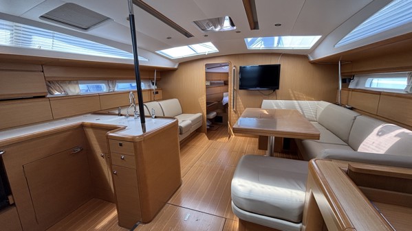 2011 JEANNEAU 53