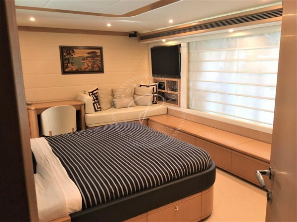 2009 FERRETTI YACHTS 830