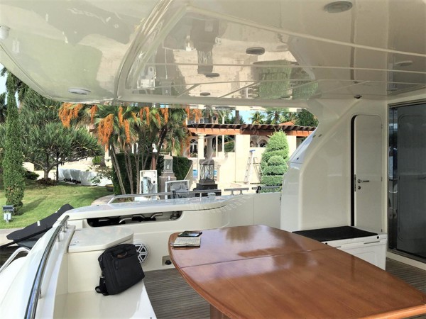 2009 FERRETTI YACHTS 830