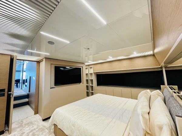 2021 FERRETTI YACHTS 920
