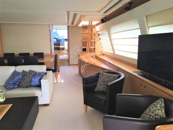 2009 FERRETTI YACHTS 830