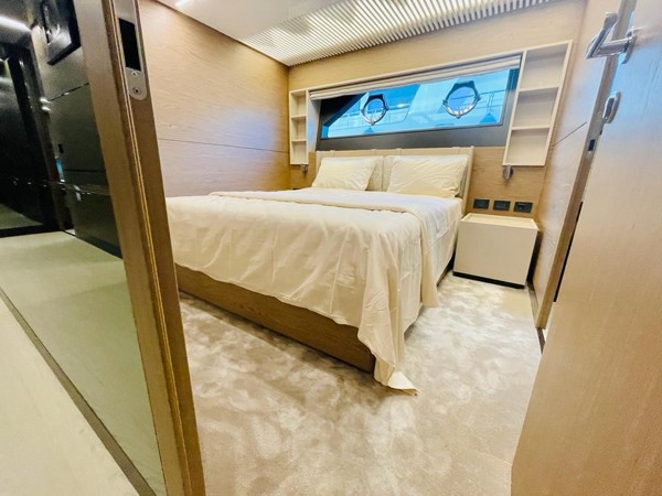 2021 FERRETTI YACHTS 920