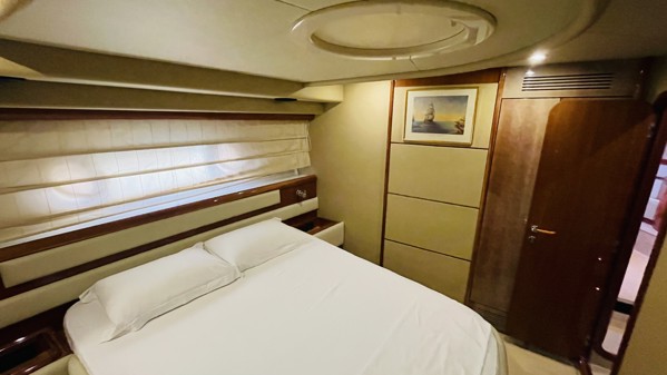 2004 FERRETTI YACHTS 590