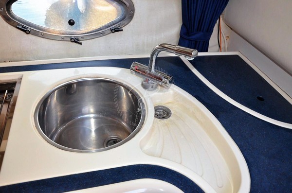 1999 FAIRLINE TARGA 37