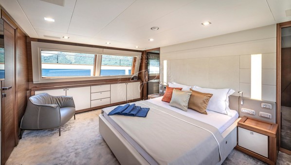 2013 FERRETTI CUSTOMLINE 124