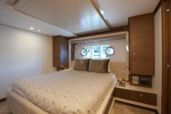 2014 FERRETTI 870 FLY