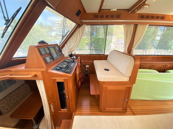 2004 GRAND BANKS EASTBAY 54 SX