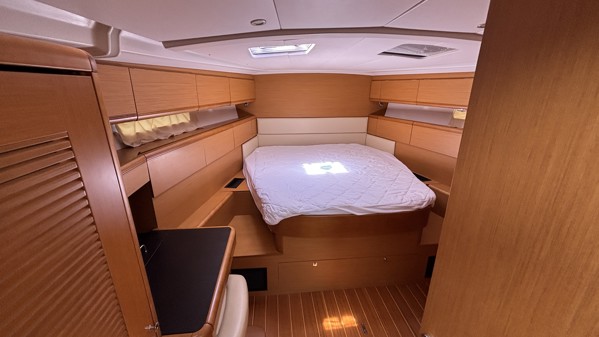 2011 JEANNEAU 53
