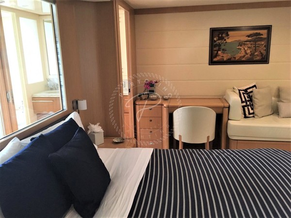 2009 FERRETTI YACHTS 830