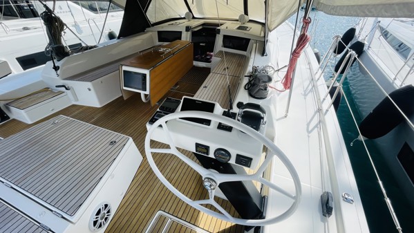 2021 DUFOUR 530