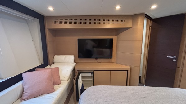 2012 PERSHING 72