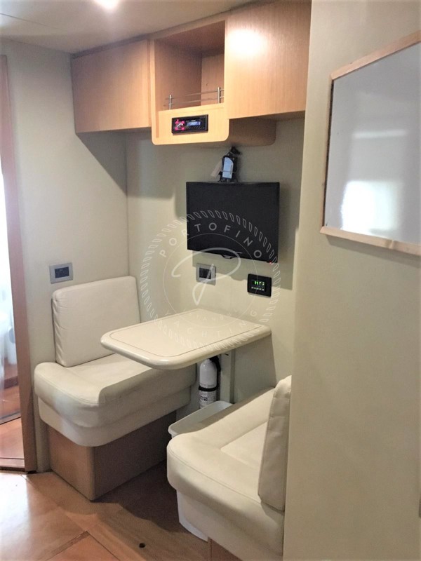 2009 FERRETTI YACHTS 830