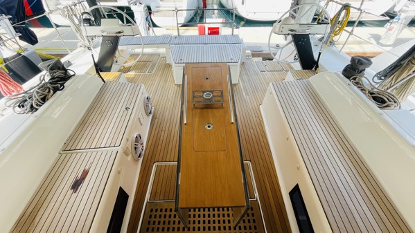 2021 DUFOUR 530