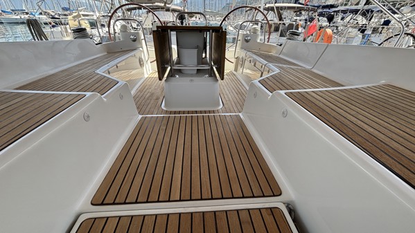 2011 JEANNEAU 53