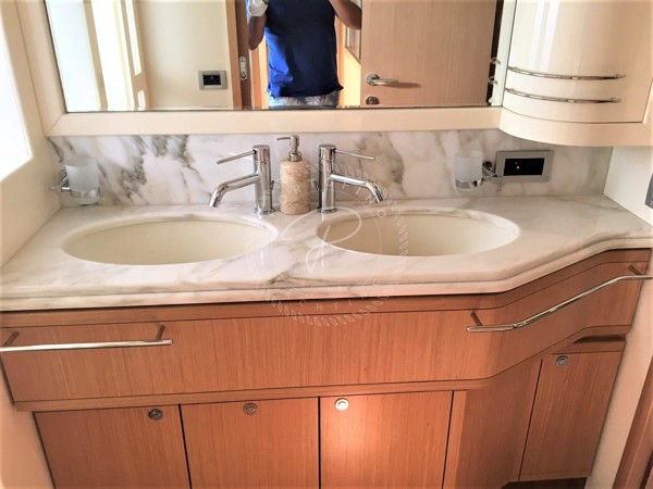 2009 FERRETTI YACHTS 830