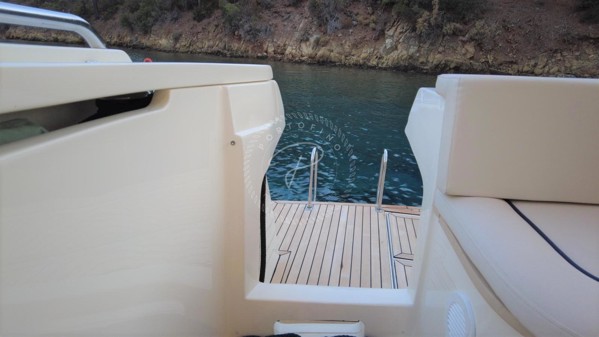 2003 FERRETTI YACHTS 590