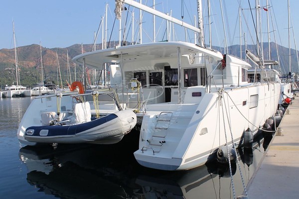 2011 LAGOON 450 F