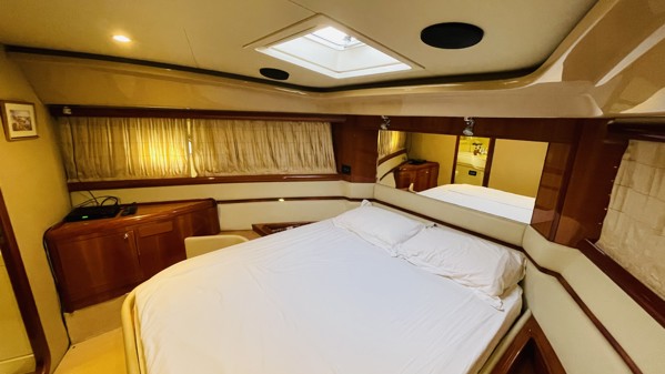 2004 FERRETTI YACHTS 590