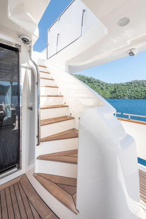 2013 FERRETTI CUSTOMLINE 124