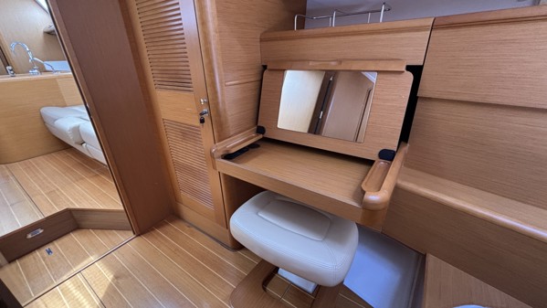 2011 JEANNEAU 53