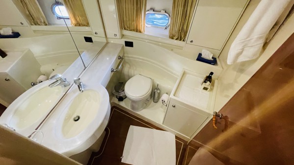 2004 FERRETTI YACHTS 590