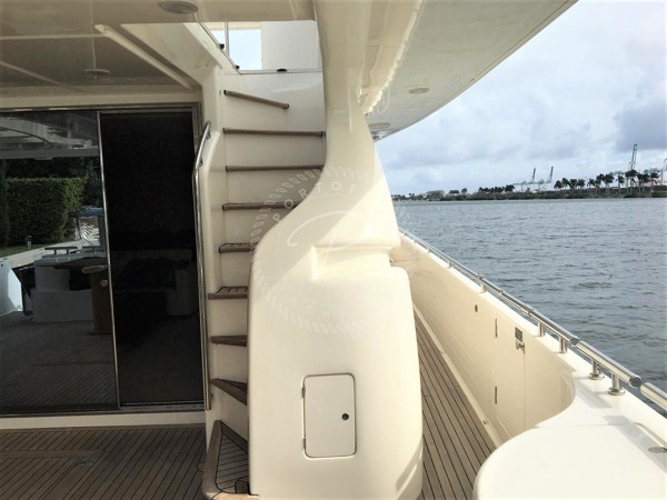 2009 FERRETTI YACHTS 830