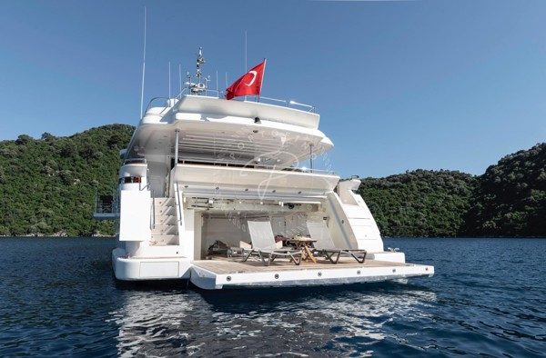 2013 FERRETTI CUSTOMLINE 124