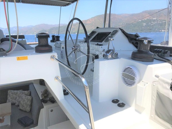 2011 LAGOON 450 F