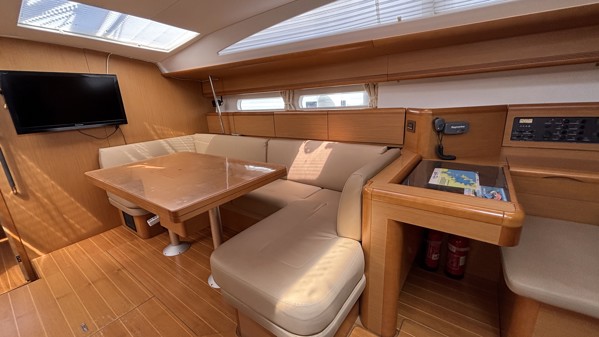 2011 JEANNEAU 53