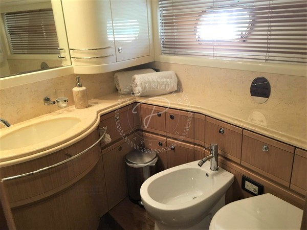 2009 FERRETTI YACHTS 830