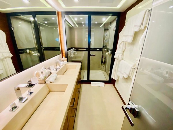 2015 MANGUSTA 132