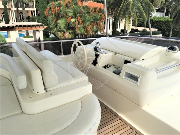 2009 FERRETTI YACHTS 830